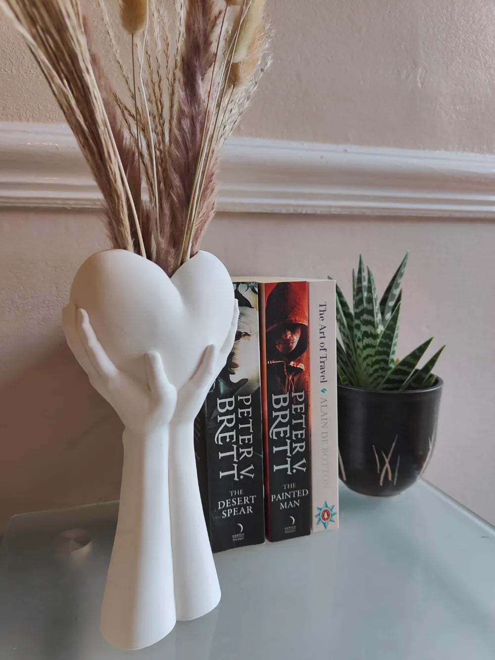 7Art 3D Heart in Hands Decorative Vase – Minimalist Sculptural Planter  Description: