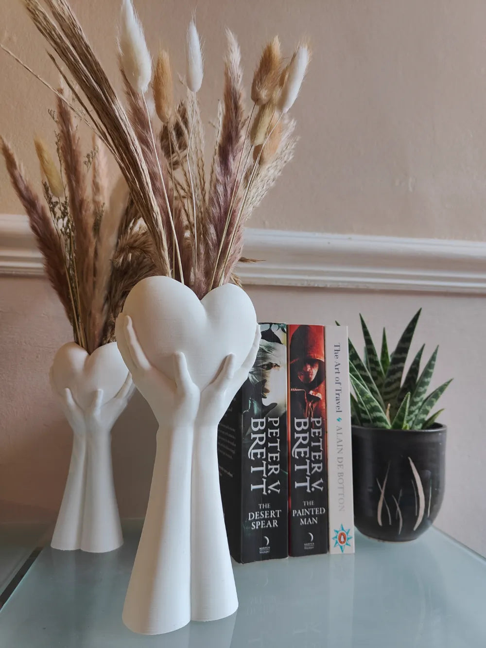 7Art 3D Heart in Hands Decorative Vase – Minimalist Sculptural Planter  Description: