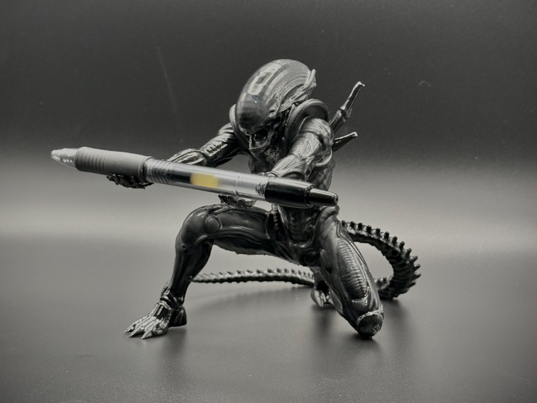 Alien Warrior Pen Holder Statue – Sci-Fi Desk Decor Collectible (Black Edition)