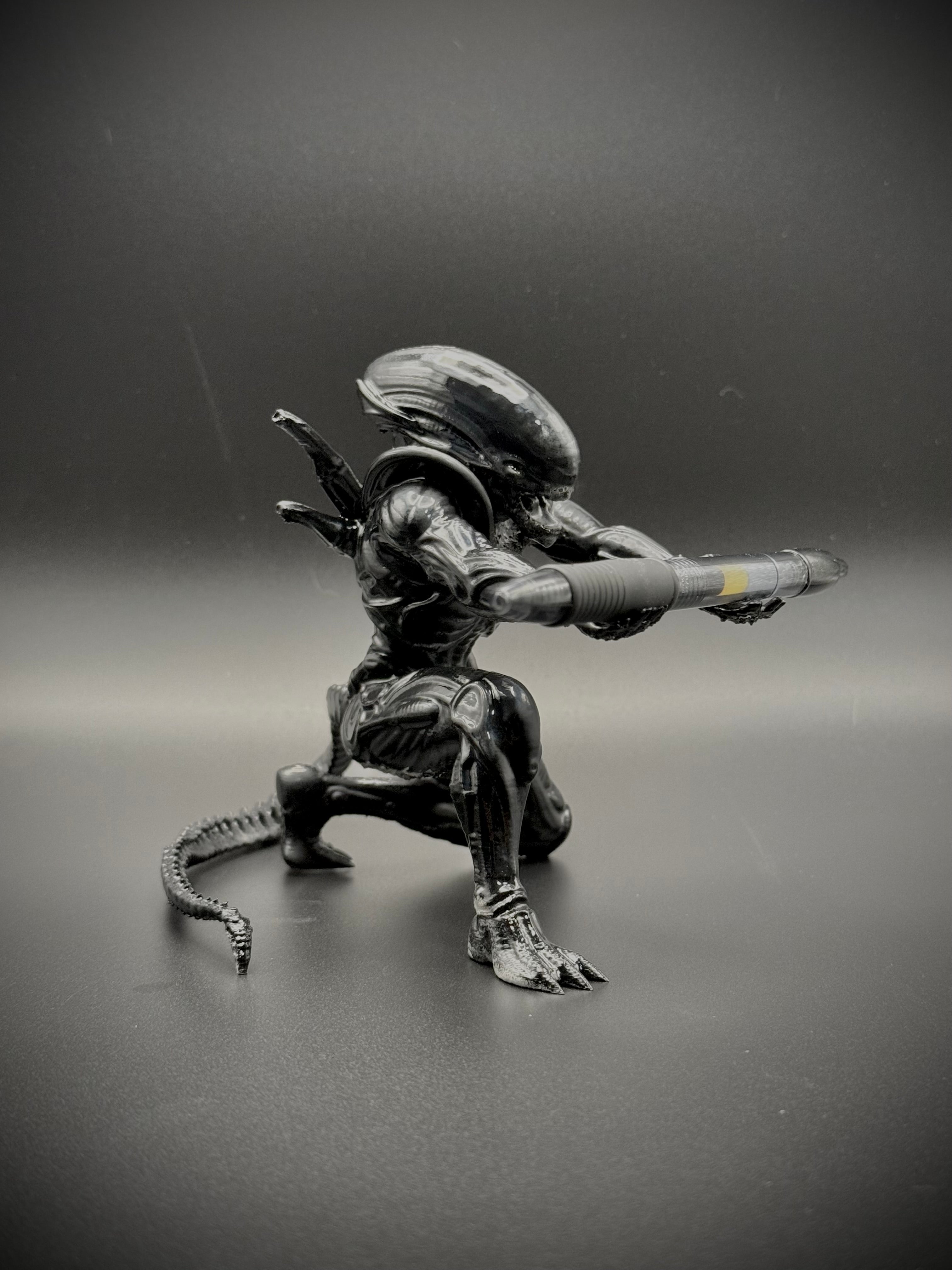 Alien Warrior Pen Holder Statue – Sci-Fi Desk Decor Collectible (Black Edition)