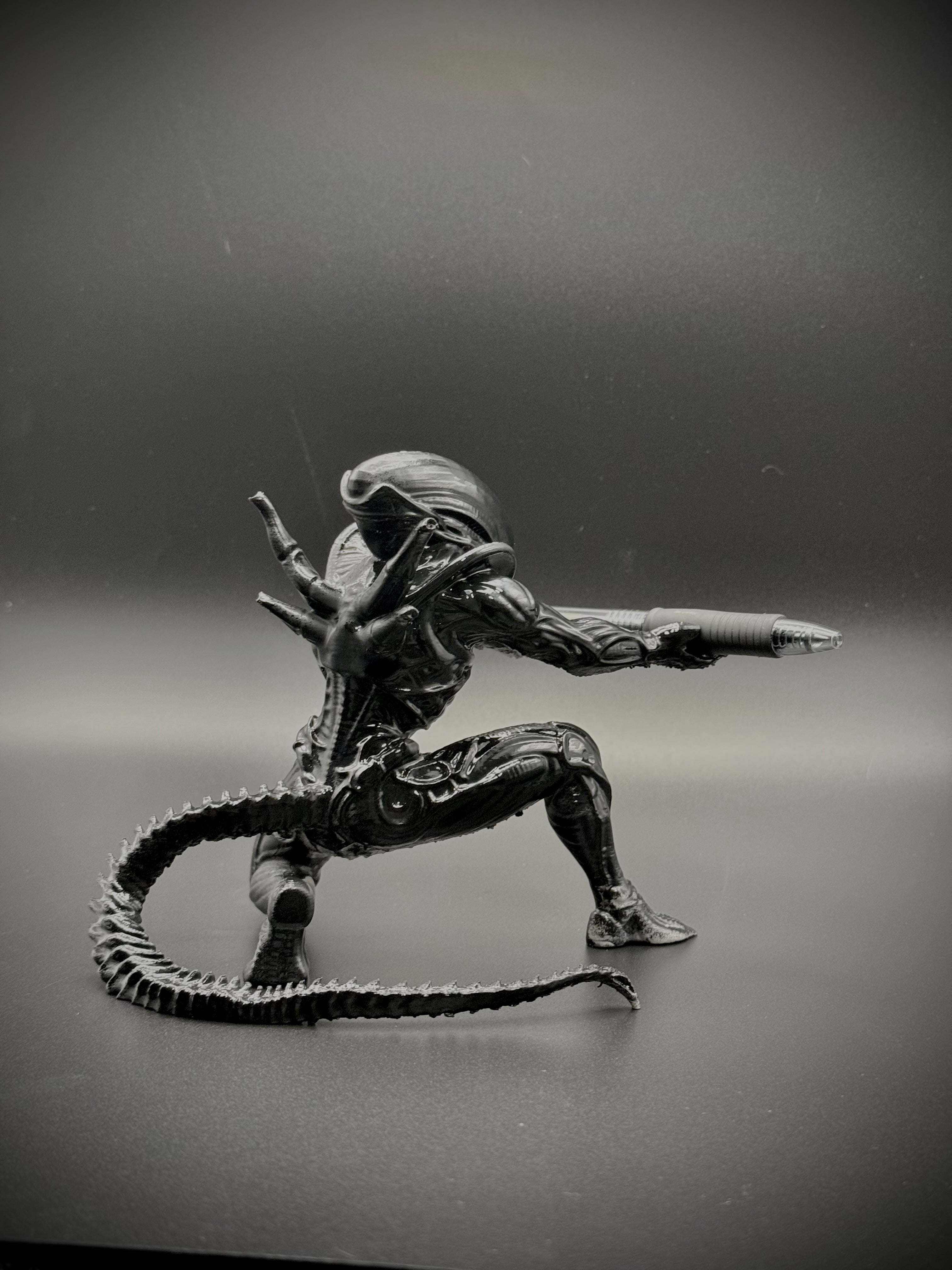 Alien Warrior Pen Holder Statue – Sci-Fi Desk Decor Collectible (Black Edition)