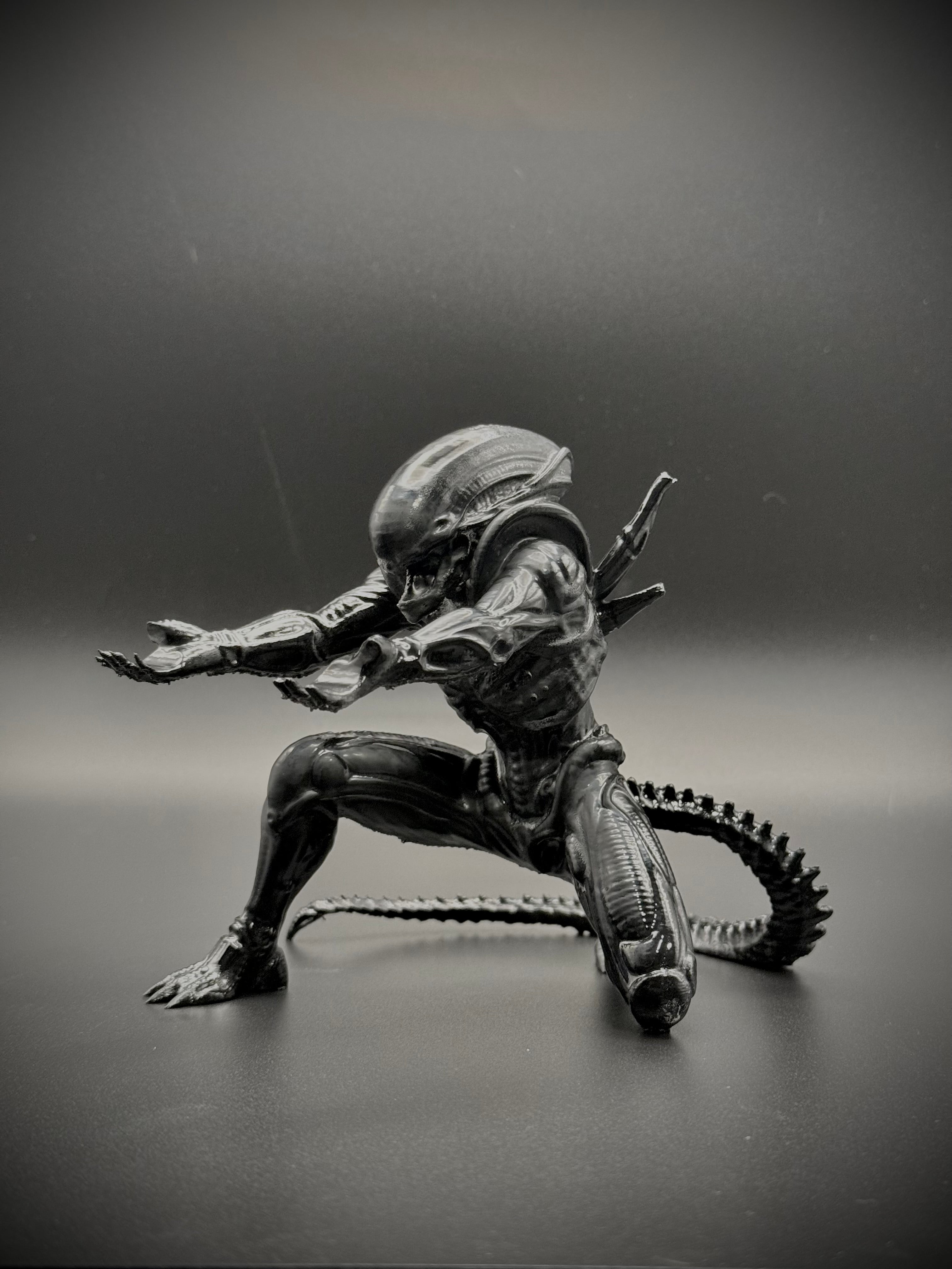Alien Warrior Pen Holder Statue – Sci-Fi Desk Decor Collectible (Black Edition)
